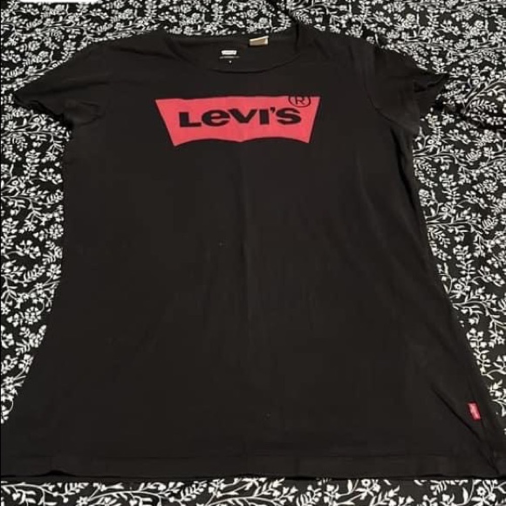 Comfy Levi’s tee 👚